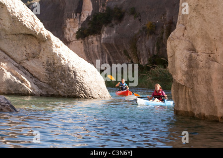 Rientrano in kayak sul fiume Pecos nella parte sud-ovest della Val Verde County, Texas. Foto Stock