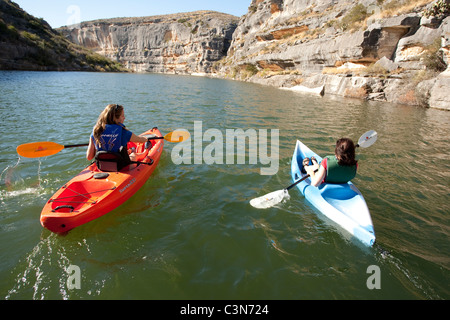 Rientrano in kayak sul fiume Pecos nella parte sud-ovest della Val Verde County, Texas, sulla parte superiore raggiunge del Lago Amistad. Foto Stock