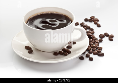 Tazza di caffè con i chicchi di caffè su sfondo bianco. Foto Stock