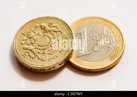 Una sterlina moneta con una moneta in euro Foto Stock