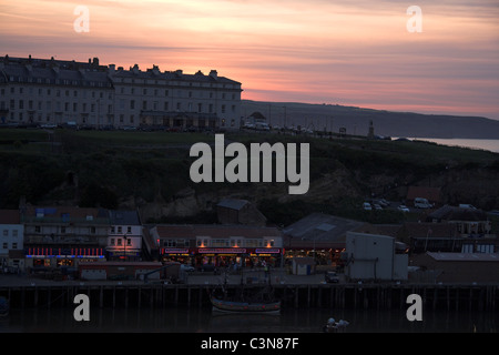 Tramonto, West Cliff, Whitby costa, North Yorkshire, Inghilterra, Regno Unito Foto Stock