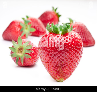 Appetitosa fragola. Isolato su uno sfondo bianco. Foto Stock