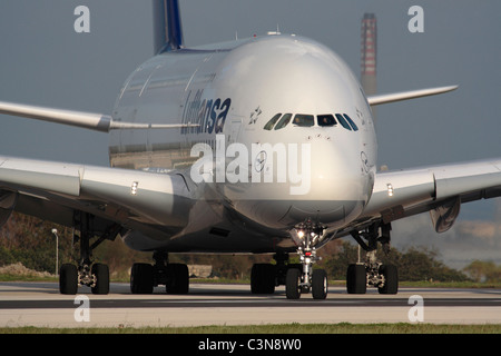 Lufthansa Airbus A380 passeggero dei voli a lunga percorrenza di rivestimento a getto per la partenza da Malta. Primo piano vista frontale sottolineando la grande dimensione di questo piano. Foto Stock