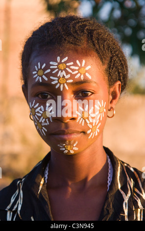 Ritratto di giovane donna malgascia con maschera tipica del Sakalava gruppo etnico a Nosy Be, Madagascar Foto Stock