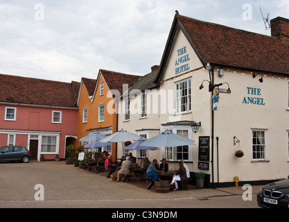 Persone gustando un drink presso l'Hotel Angel e pub a Lavenham, Suffolk Foto Stock