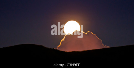 Full Moon Rising oltre le nuvole mistica, Yawasa, Isole Figi Foto Stock