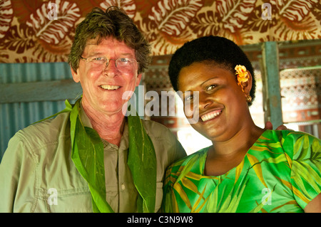 Turistico Fijiano con donna durante la cerimonia Kava in Naveyago Village, Sgatoka Valley, il litorale di corallo, Fiume Sigatoka, Viti Levu, Isole Figi Foto Stock