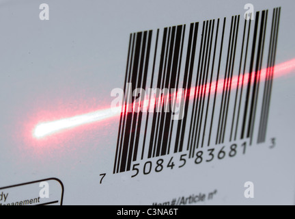 Rosso di scansione laser di codici a barre UPC Foto Stock