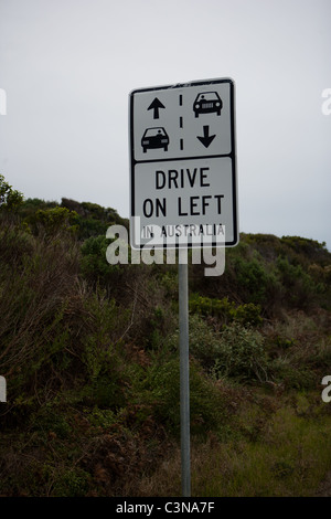 Cartello stradale che ricorda i piloti alla guida a sinistra in Australia. Great Ocean Road, Victoria, Australia Foto Stock