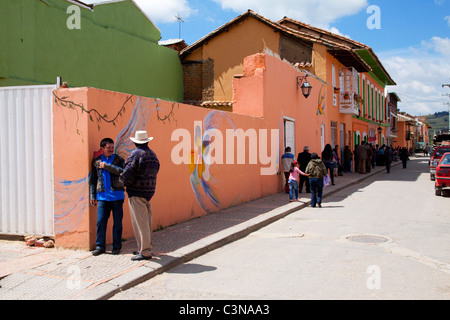 Conversazione tra due uomini in una strada nella piccola cittadina di Toca, Boyaca, Colombia, Sud America Foto Stock