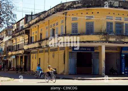 Le persone sono equitazione biciclette e motocicli su una strada vicino al fiume Mekong nella rurale Kratie, Cambogia. Foto Stock