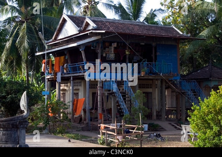 Una casa tradizionale su palafitte serve come alloggiamento comune per i monaci buddisti a un tempio in Kratie, Cambogia. Foto Stock