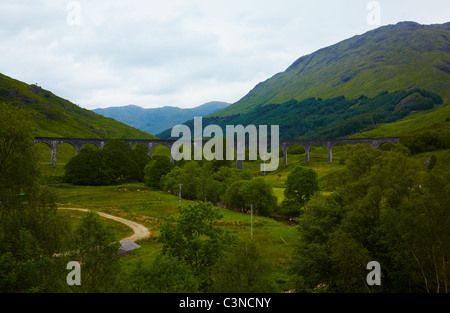 Vista del viadotto Glenfinnan, Scozia, testa di Loch Shiel Foto Stock