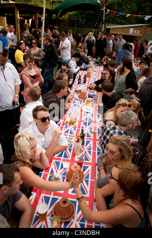 Per coloro che godono di un Royal Wedding street party BRIGHTON REGNO UNITO Foto Stock