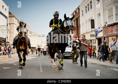Montate la polizia pattuglia le strade durante una manifestazione di protesta a Brighton, Regno Unito 2011 Foto Stock
