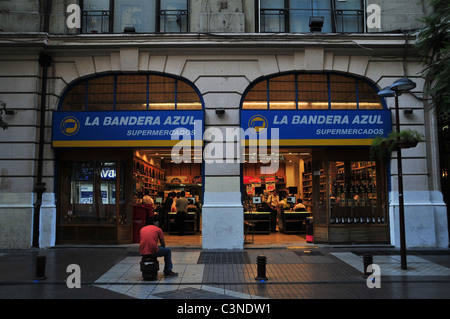 Urbano pedonale street view di interni illuminati di La Bandera Azul supermercato, Paseo Estada, Central Santiago del Cile Foto Stock