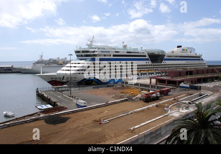 Aida bella nave da crociera ormeggiata al porto di Funchal Madeira Foto Stock