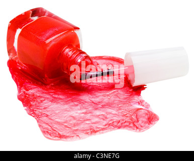 Red Nail Polish fuoriuscita da una bottiglia isolato su bianco Foto Stock