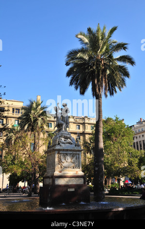 Cielo blu Palm tree view di Simon Bolivar monumento, celebrando Latin American Freedom, Plaza de Armas, Santiago del Cile Foto Stock