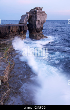 Pulpito di roccia in un mare tempestoso. questo massiccio calcareo pila sorge appena fuori da portland bill sulla isola di Portland. Jurassic Coast, Dorset, Inghilterra, Regno Unito. Foto Stock