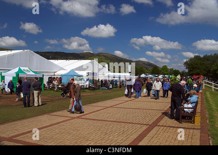 Visitatori godendo il sole al di fuori di Floral Marquee alla RHS Spring Visualizza, Malvern Hereford & Worcestershire, England, Regno Unito Foto Stock