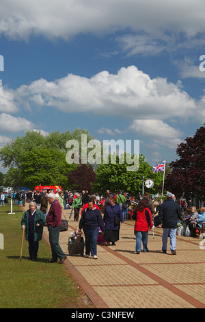 Visitatori godendo il sole della RHS Spring Visualizza, Malvern Hereford & Worcestershire, England, Regno Unito Foto Stock