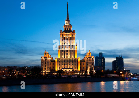 Vista di un alto edificio di fronte fiume di Mosca di notte a Mosca, Russia Foto Stock