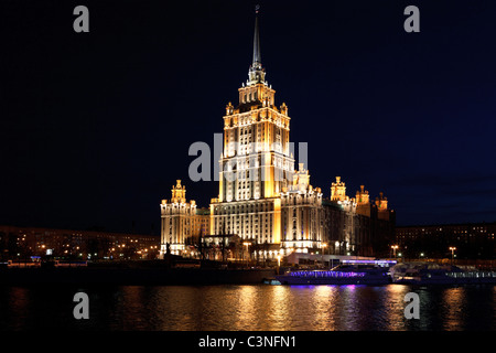 Vista di hotel "Ucraina" attraverso il fiume di Mosca di notte a Mosca, Russia Foto Stock