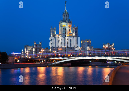 Edificio alto su Kotelnicheskaya embankment a Mosca di notte, Russia Foto Stock