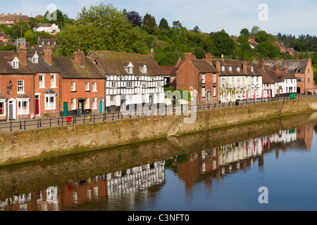 Il fiume frontage in Baja Sardinia Worcestershire Foto Stock