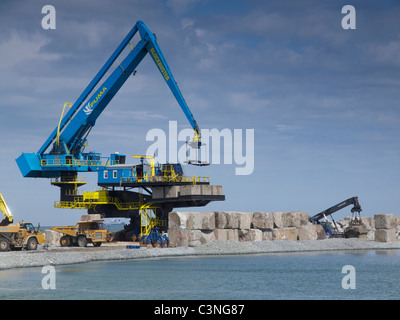 Sito in costruzione di Maasvlakte 2, dove il appositamente blockbuster di gru è utilizzato per realizzare una diga. Rotterdam Paesi Bassi Foto Stock