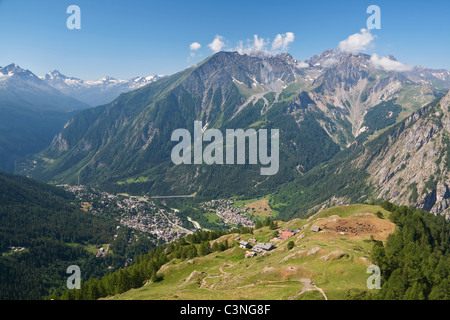 Vista aerea di Courmayeur, famosa cittadina nella valle d'Aosta Foto Stock