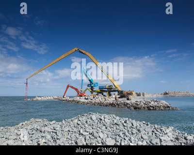 La creazione di nuove terre. Sito in costruzione di Maasvlakte 2, dove più gru che vengono utilizzati per realizzare una diga. Porto di Rotterdam Paesi Bassi Foto Stock