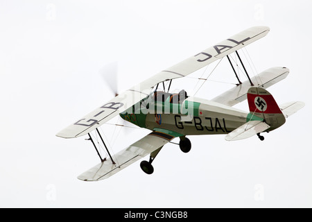 CASA (Bucker) 1-131E SERIE 1000 Jungmann G-BJAL in volo a Breighton Airfield Foto Stock