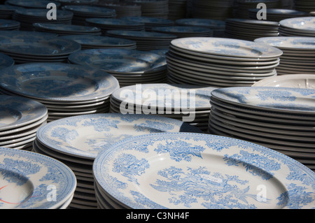 Le pile di piastre in vendita presso una fabbrica di ceramiche shop a Stoke-on-Trent. Staffordshire, Regno Unito Foto Stock