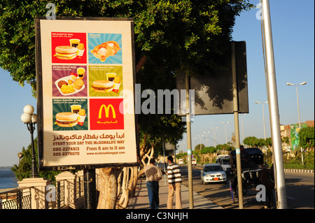 Ristorante McDonalds segno Luxor Egitto Medio Oriente arabo inglese Foto Stock