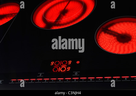 Moderno vetro elettrico piano di cottura con rosso incandescente elementi riscaldanti su alta Foto Stock