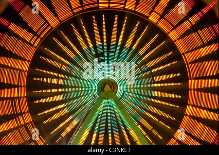 Ruota panoramica Ferris in motion striature chiare Evergreen State Fair Monroe Stato di Washington STATI UNITI D'AMERICA Foto Stock