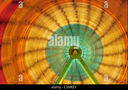 Ruota panoramica Ferris in motion striature chiare Evergreen State Fair Monroe Stato di Washington STATI UNITI D'AMERICA Foto Stock