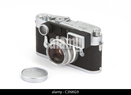 Parte anteriore del classico Leica M3 il corpo della fotocamera doppia corsa 1957 in argento + 35mm f/2 Summicron, su sfondo bianco 117909 Leica Foto Stock