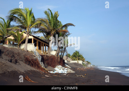 Erosione costiera nella zona ha sostenuto molti beach front proprietà in Guatemala, Monterrico, Guatemala, America Centrale Foto Stock