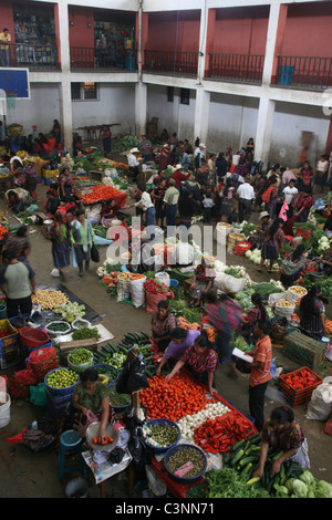 Bancarelle di occupato all'interno mercato di frutta e verdura a Chichicastenango. Foto Stock