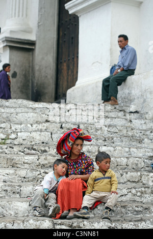 Una donna e i suoi figli siedono sui gradini di Iglesia de Santo Tomas. Chichicastenango, Quiche, Guatemala, America Centrale Foto Stock