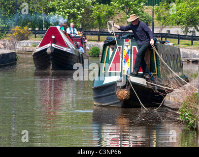 Barche su Stoke on Trent canal vicino a Middleport fabbrica di ceramiche, bastoni. Regno Unito Foto Stock