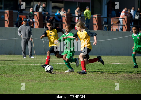 I giovani giocatori di calcio di un U11 team dribbling Città del Capo Sud Africa Foto Stock