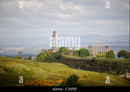 Nelson's Monument e il Monumento Nazionale su Calton Hill con Salisbury Crags in primo piano nel centro di Edimburgo Foto Stock