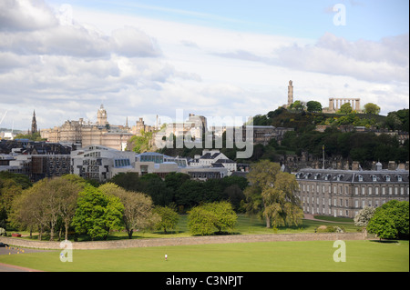 Città di Edimburgo che offre il parlamento scozzese, Palazzo di Holyroodhouse e Calton Hill con Nelson's monumento sulla parte superiore Foto Stock