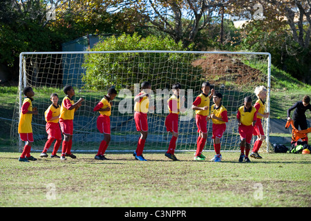 I giocatori di un U11 football team in fase di riscaldamento prima della partita Città del Capo Sud Africa Foto Stock