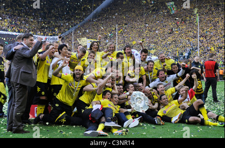 Signal Iduna Park Dortmund Germany 14.5.2011, football: Bundesliaga Season 2010/2011 Matchday 34, Borussia Dortmund (BVB) vs Eintracht Frankfurt (SGE) --- MEISTER: Team Borussia Dortmund presenta il trofeo di campionato tedesco della Bundesliga stagione 2010/2011 Foto Stock