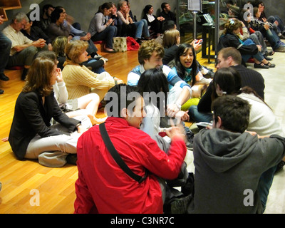 Parigi, Francia, grande folla di persone, ascolto del concerto musicale nel "Musee de la Musique", (Museo della musica), a la Villette, "Nuit des Musées", "città della scienza e dell'industria paris » Foto Stock